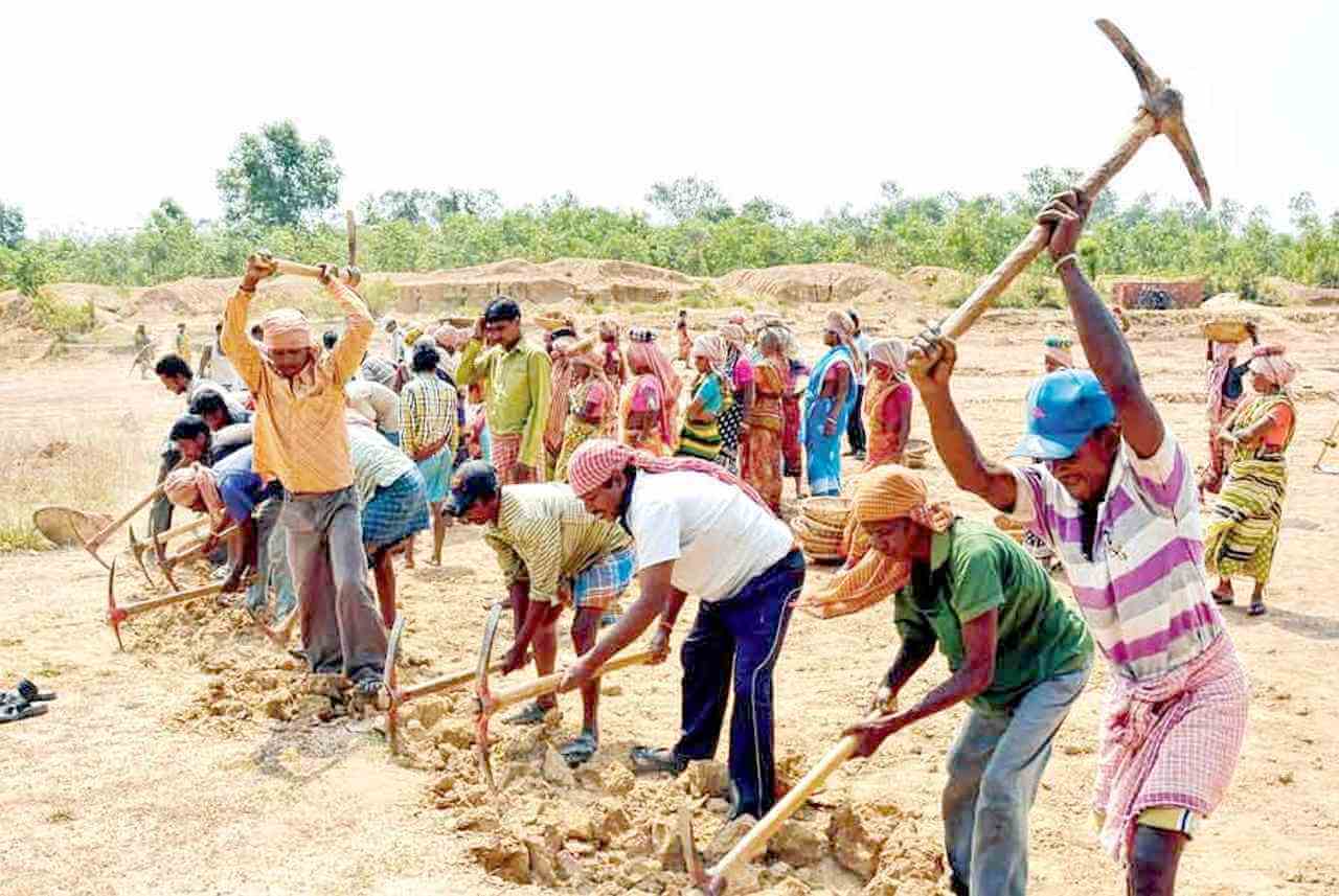 একশ দিনের কাজ ও মজুরি বৃদ্ধির প্রহসন