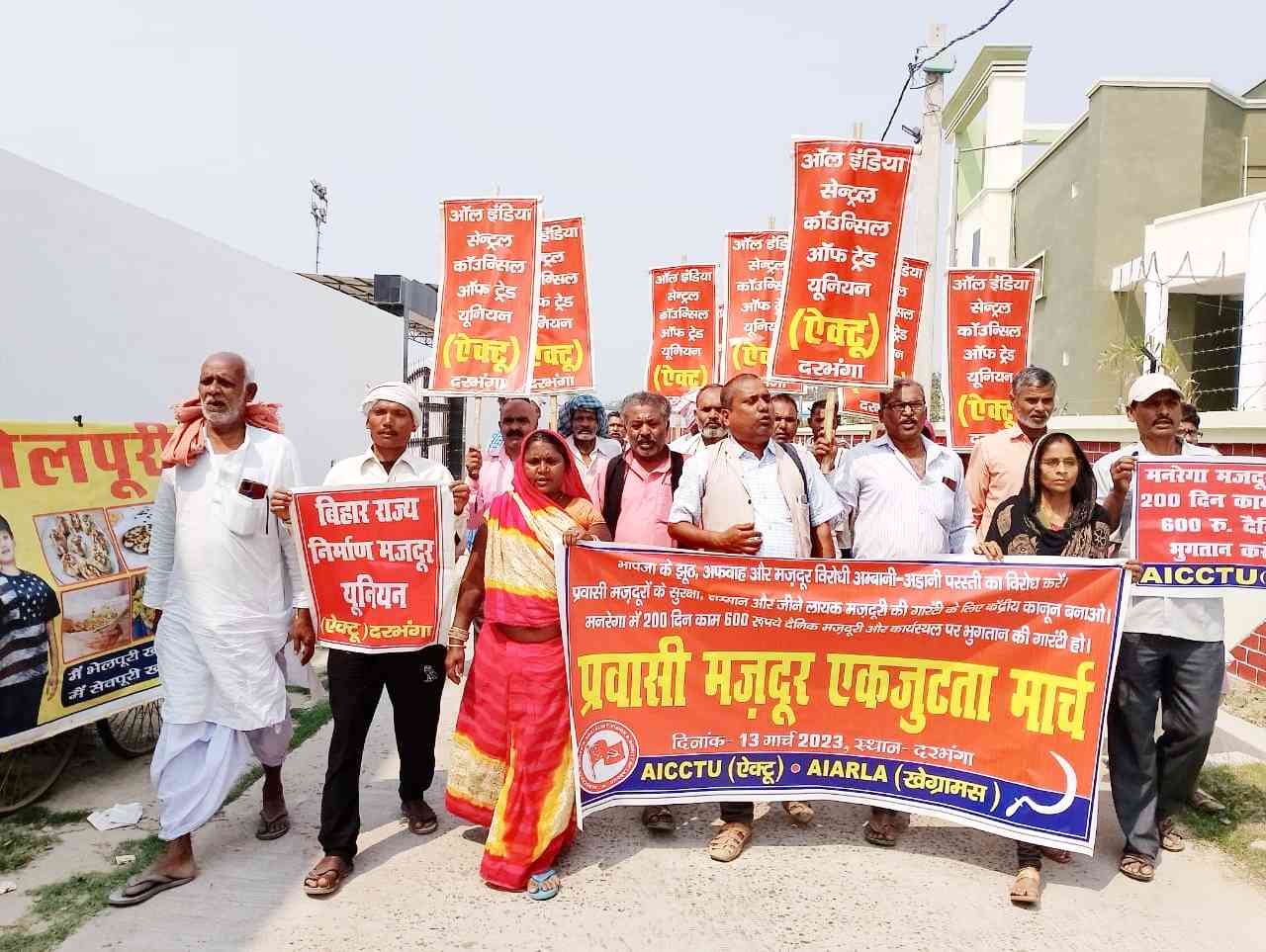 পরিযায়ী শ্রমিকদের সমস্যার সমাধান করতে হবে এবং হিন্দুত্ববাদী প্রকল্পে তাদের ব্যবহার করা চলবে না