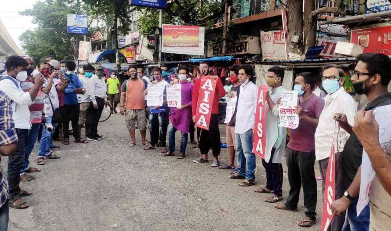 গণপরিবহন চালুর দাবিতে কলকাতায় রাস্তায় আইসা