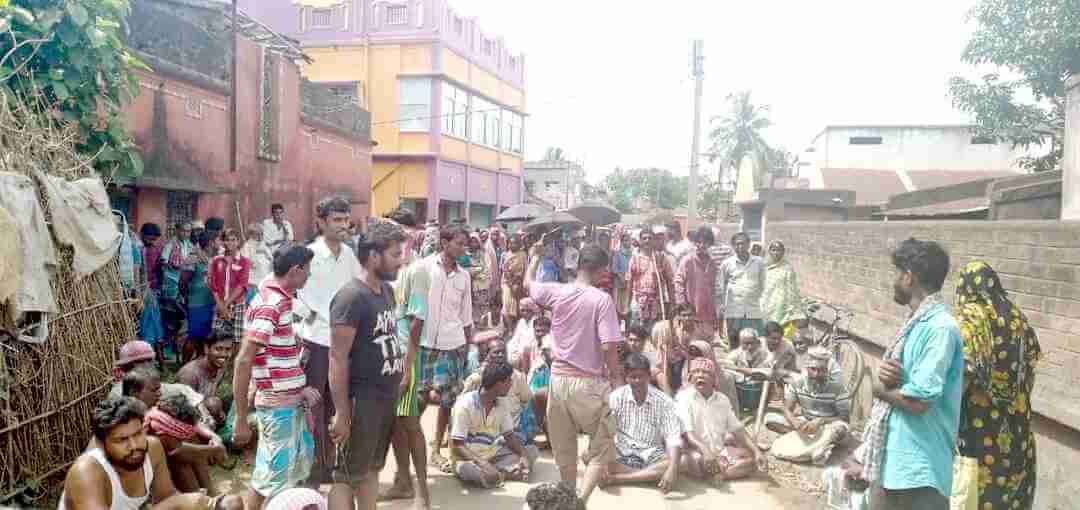 ১০০ দিনের কাজে দুর্নীতির বিরুদ্ধে কালনা-২ ব্লকে রাস্তা অবরোধ