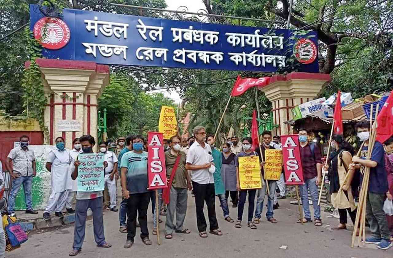 লোকাল ট্রেন চালুর দাবিতে বিক্ষোভ