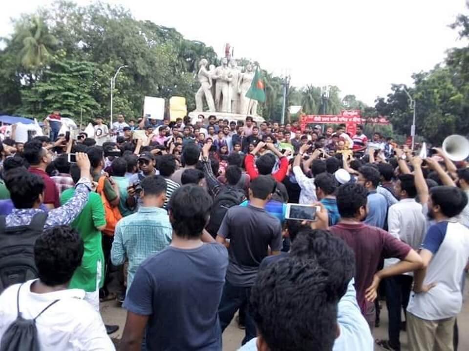 ছাত্র হত্যাকে কেন্দ্র করে গণ আন্দোলনে উত্তাল বাংলাদেশ