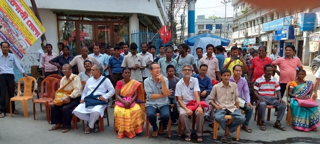 বকেয়া পিএফের দাবিতে চা শ্রমিকদের বিক্ষো