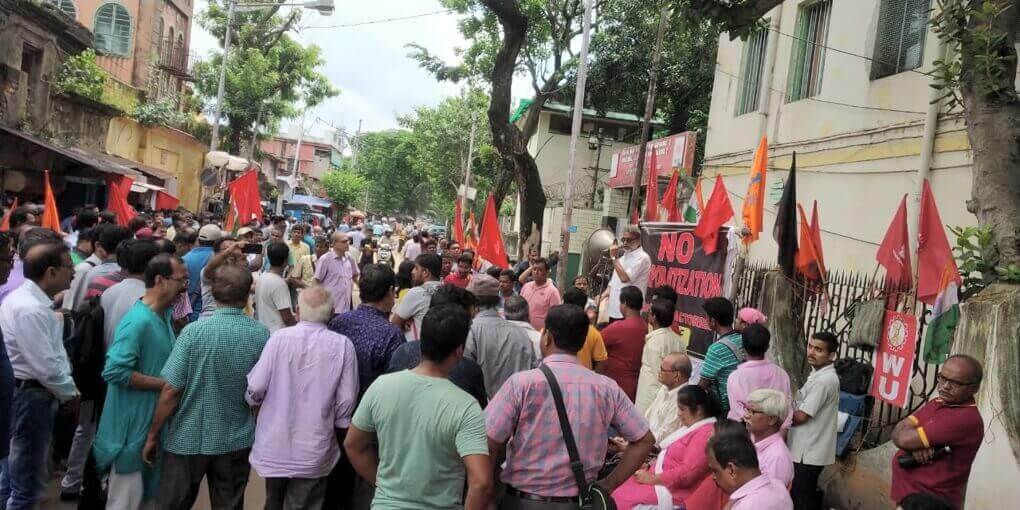 প্রতিরক্ষা শ্রমিকেরা পথ দেখাচ্ছেন