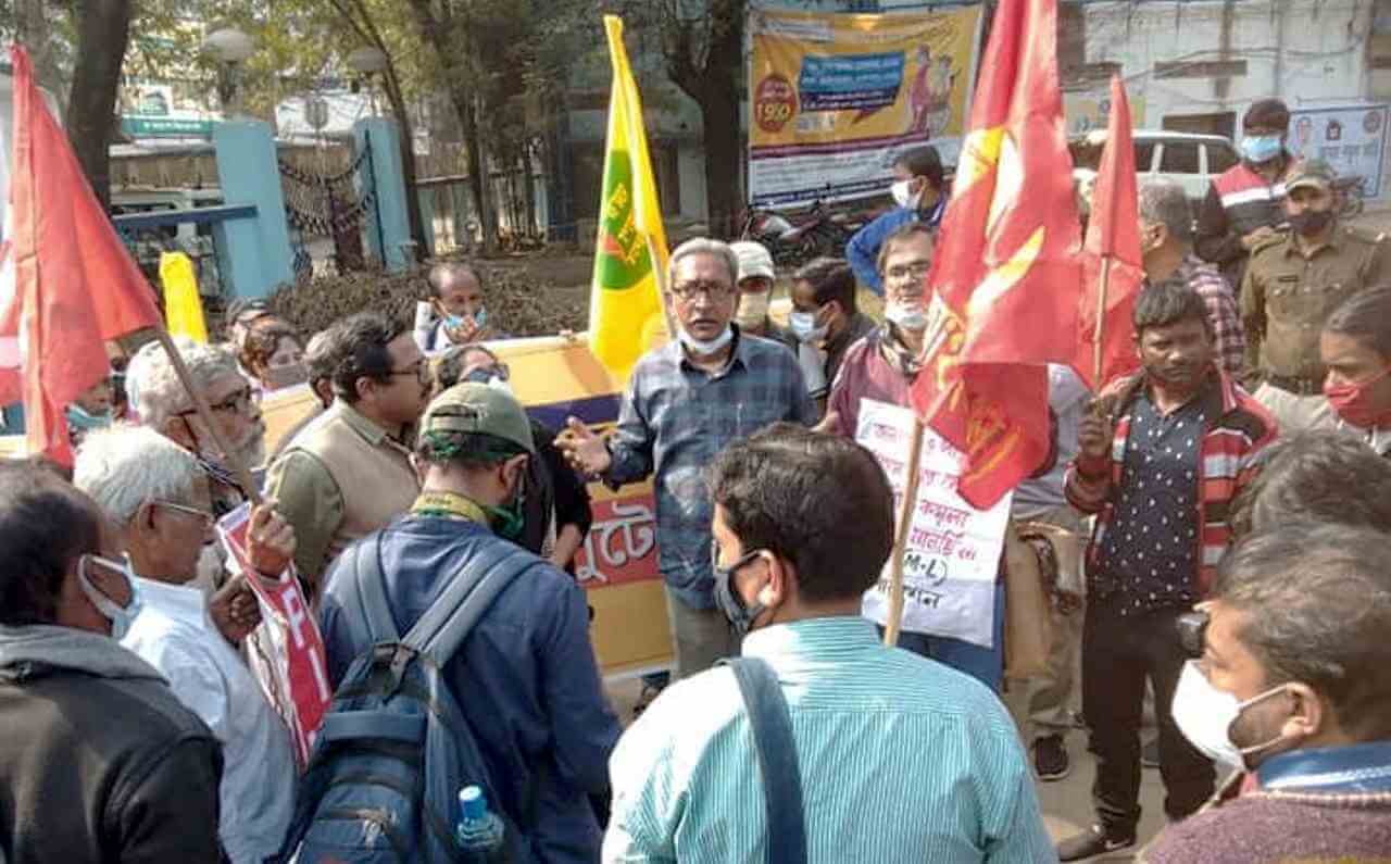 দেউচা খনি প্রকল্পের বিরুদ্ধে বীরভূম জেলাশাসককে স্মারকলিপি