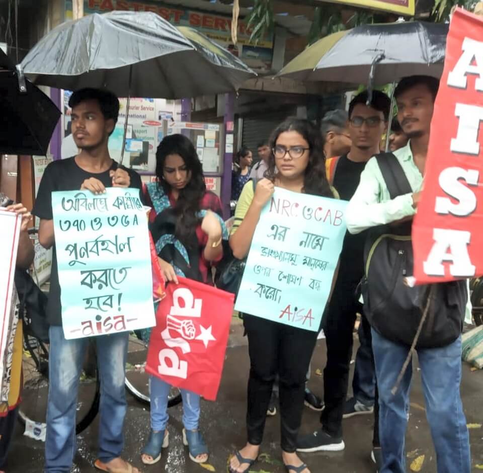 বিজেপি নেতাদের নারীবিদ্বেষী মন্তব্যের বিরুদ্ধে যাদবপুরে বিক্ষোভ, কুশপুতুল দাহ