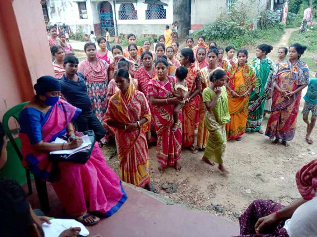 লকডাউন কেড়ে নিল গ্রামীণ মহিলাদের কাজ