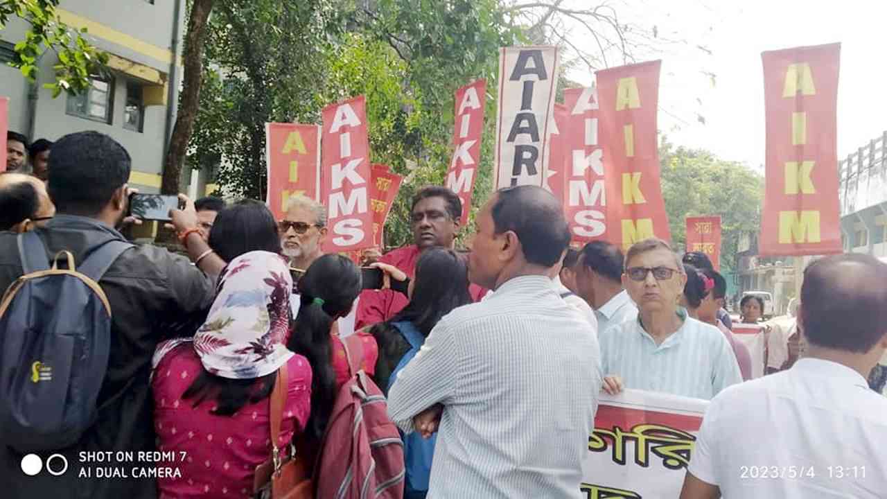 শিলিগুড়ি মহকুমা পরিষদ দপ্তরে জমিহারাদের বিক্ষোভ