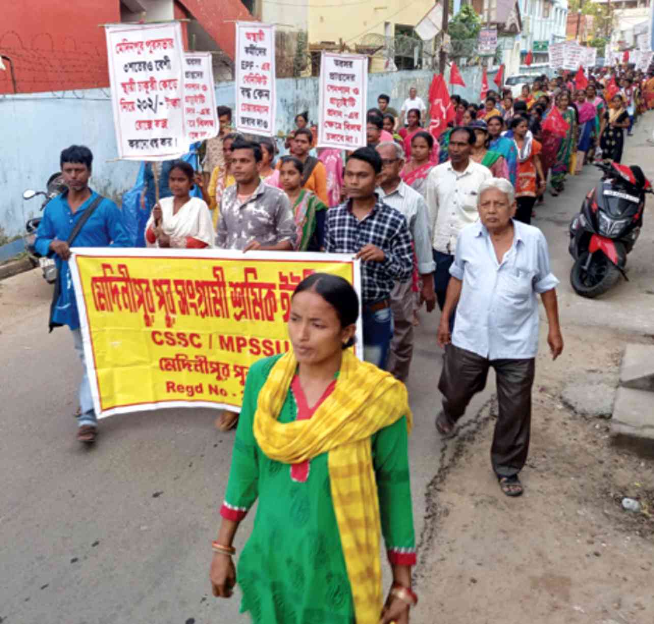 সাফাইকর্মীদের দৃপ্ত মিছিল মেদিনীপুর পৌরসভায়