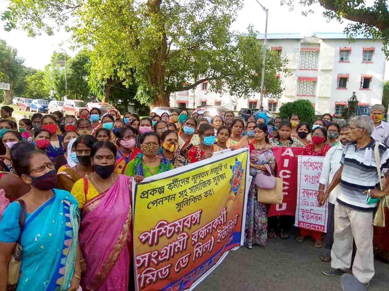 মিড-ডে-মিল কর্মীদের ব্যারাকপুর এসডিও দপ্তর অভিযান