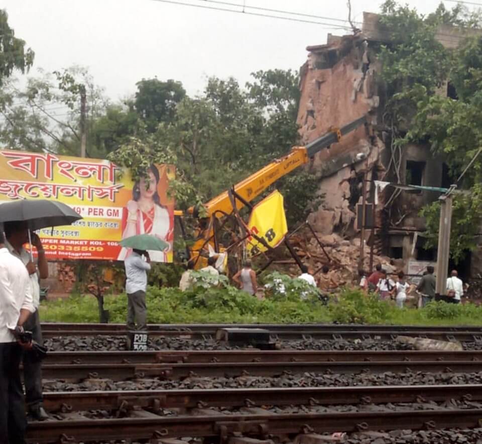 ভেঙে পড়ল শতাব্দী প্রাচীন মোহিনী মিল