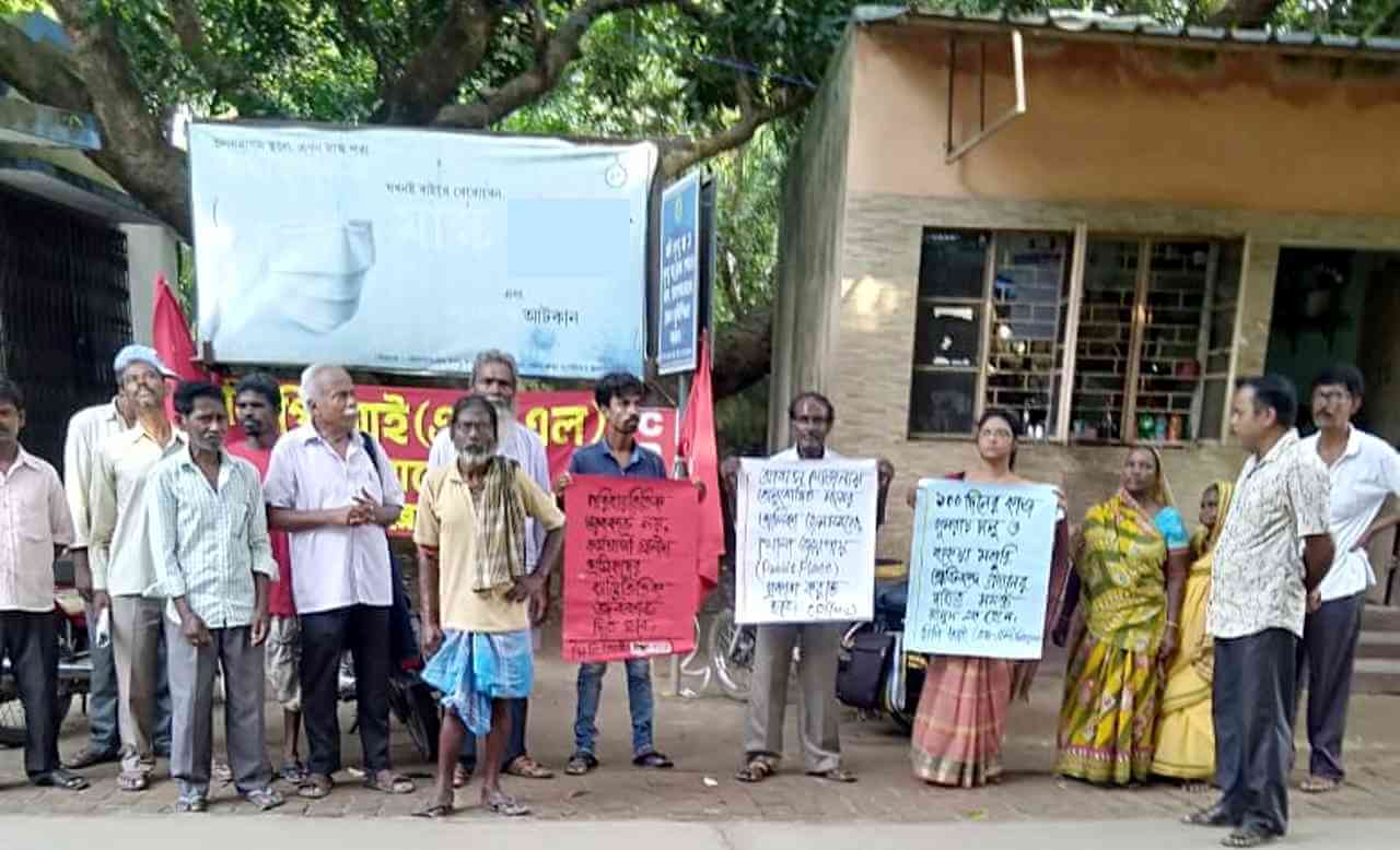পান্ডুয়ায় পাঁচদফা দাবিতে বিডিও ডেপুটেশন