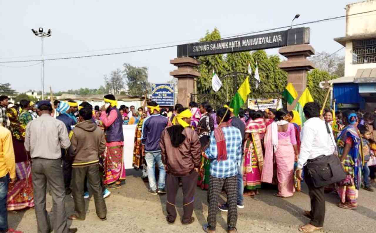 পাপিয়া মাণ্ডির পাশে দাঁড়িয়ে বিভিন্ন জেলায় প্রতিবাদ ও বিক্ষোভ