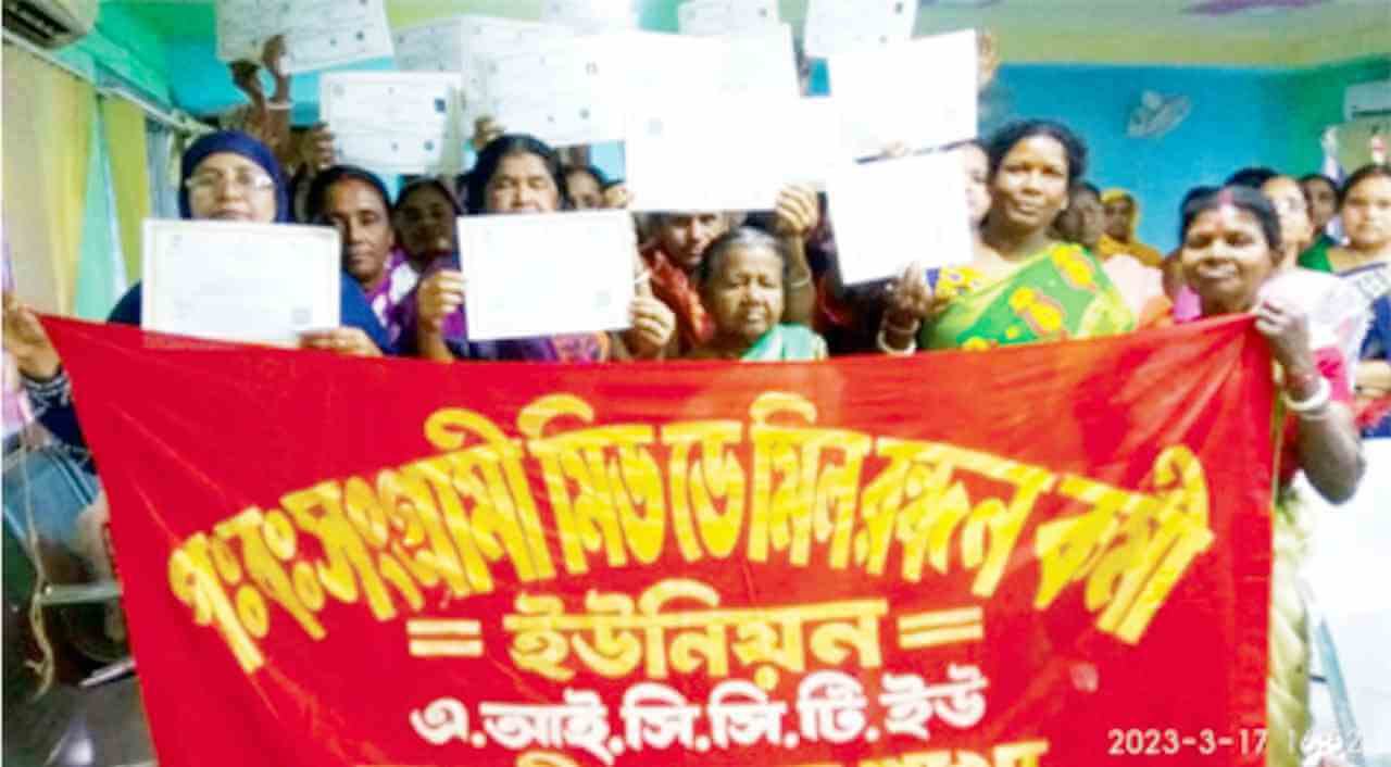 হুগলির পোলবা দাদপুরে রন্ধনকর্মীদের প্রাপ্য সার্টিফিকেট আদায়