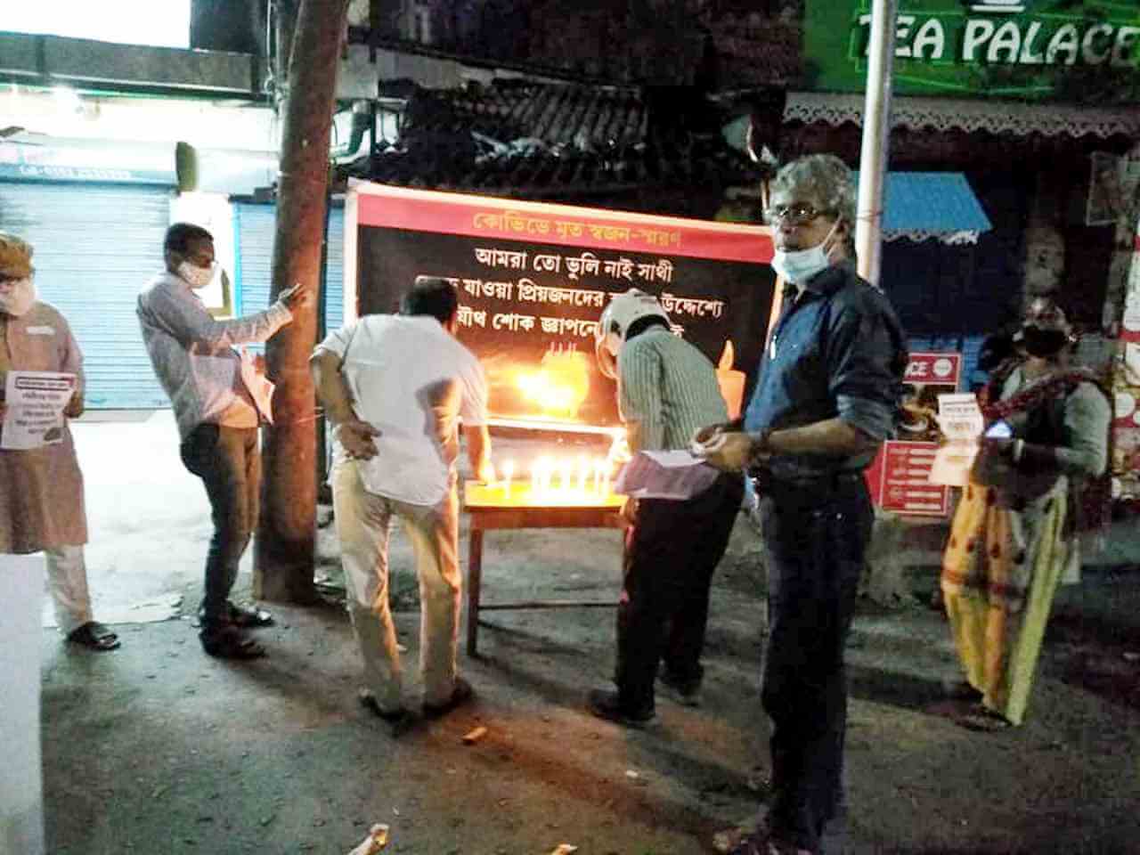 মোমবাতি জ্বালিয়ে গানে, কবিতায় কথায় স্বজন হারানোর শোক পালন